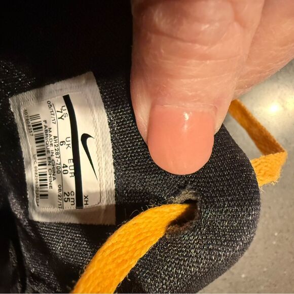 Nike Kyrie Youth Basketball Shoes Size 7 Black Yellow Blue Authentic - Picture 6 of 9